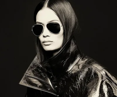 Ray-Ban Aviator Gradient Gold sunglasses, side view — D.Sungkur Optometrist